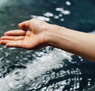 温泉に入浴する